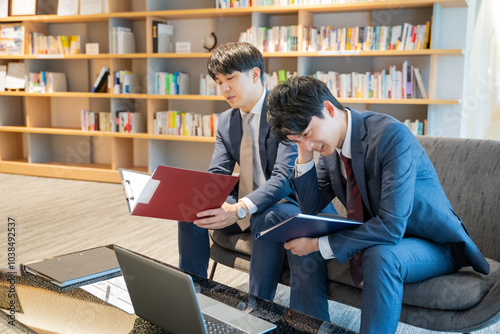 悩む2人の男性ビジネスマン photo