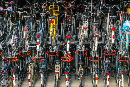 Parkhaus für Fahrräder am Bahnhof in Groningen, Niederlande photo