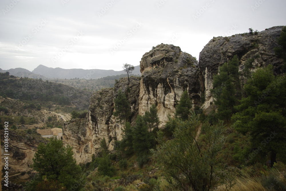 Naklejka premium Paisaje de montaña y rocas en día gris por la zona natural del pueblo de Tibi. Alicante. España
