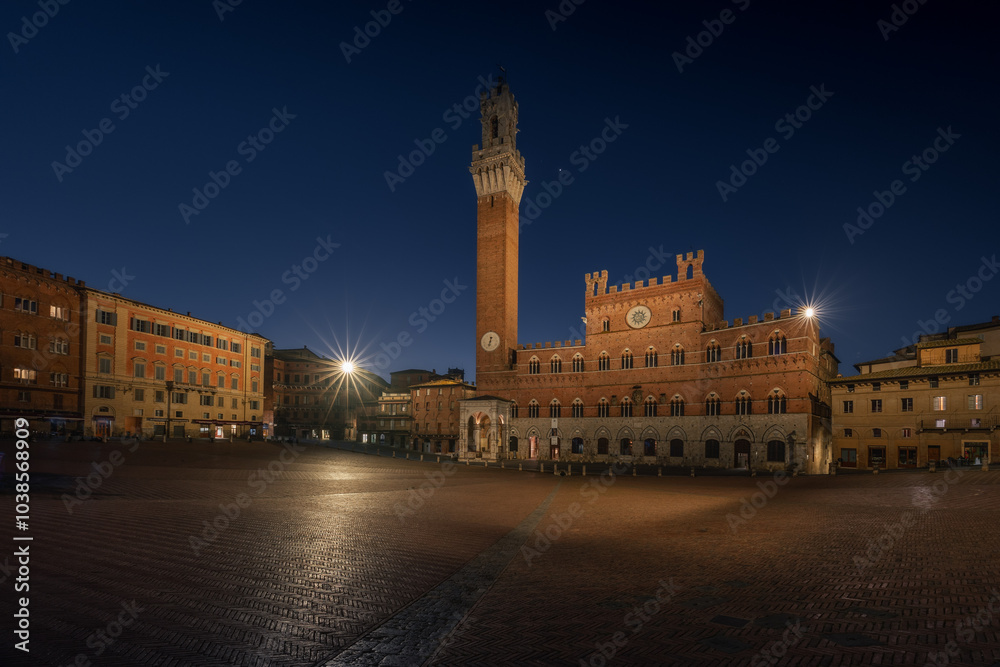 Fototapeta premium Piazza del Campo square medieval Palazzo Pubblico with Torre del Mangia tower at night, Siena, Italy