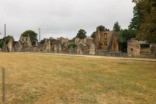 Rue de l'ancien village bordée des ruines des maisons incendiée par les nazis, village d'Oradour sur Glane, département de la Haute Vienne, France