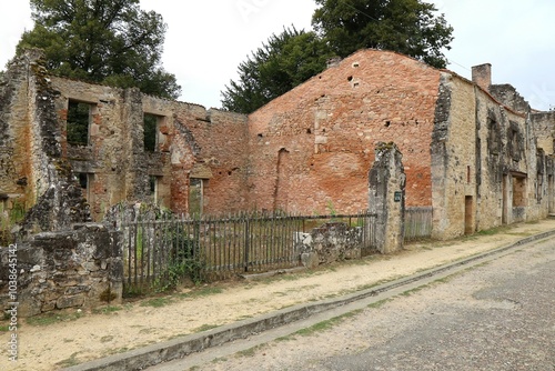 Ruines d'un bâtiment incendié par les nazis, village d'Oradour sur Glane, département de la Haute Vienne, France photo