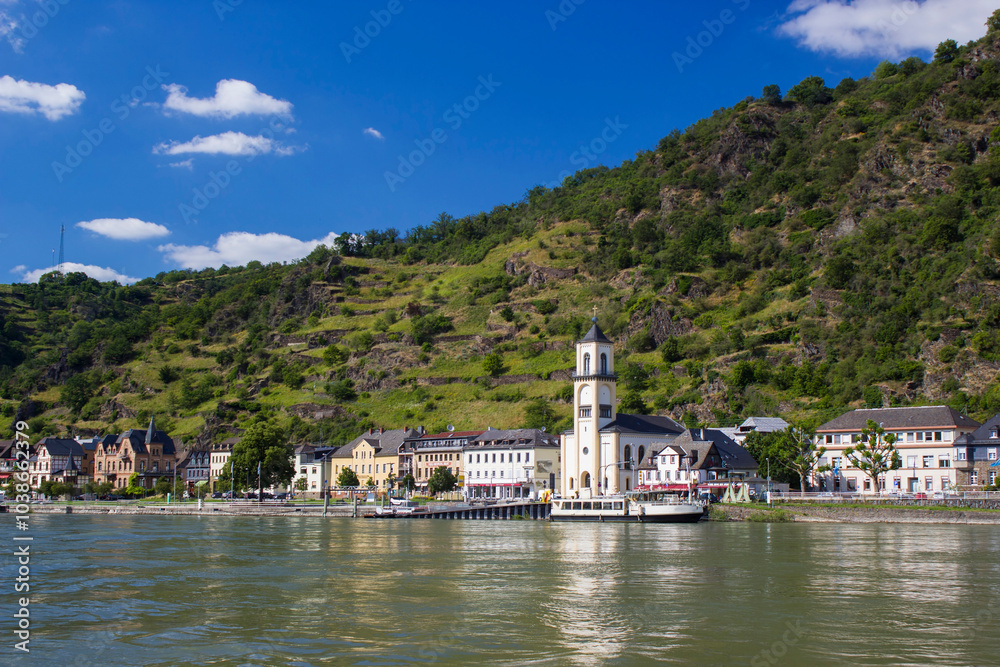Fototapeta premium village of St. Goarshausen with castle Katz in Germany
