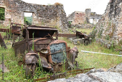 Carcasse calcinée d'une voiture incendiée par les nazis, village d'Oradour sur Glane, département de la Haute Vienne, France