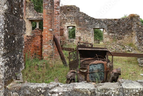 Carcasse calcinée d'une voiture incendiée par les nazis, village d'Oradour sur Glane, département de la Haute Vienne, France