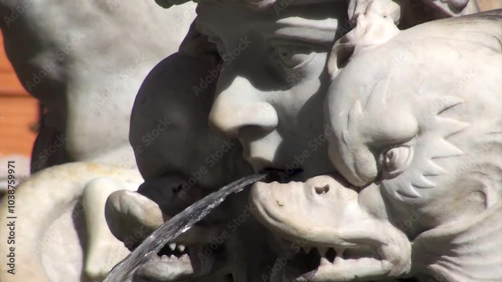 Fontana del Moro, Piazza Navona: dettaglio della statua, con getto d'acqua dalla bocca, e delfino, mentre il riflesso dell'acqua danza sulla pietra posteriore, creando un effetto luminoso