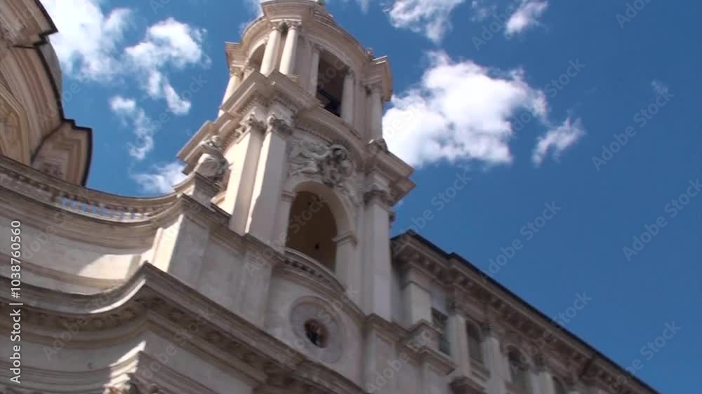 Piazza Navona: camera segue il movimento delle bolle di sapone, da sinistra a destra, inquadrando cupola di Sant'Agnese, obelisco e Fontana dei Quattro Fiumi, con un uomo di spalle Piazza Navona: camera segue il movimento delle bolle di sapone, da sinistra a destra, inquadrando cupola di Sant'Agnese, obelisco e Fontana dei Quattro Fiumi, con un uomo di spalle