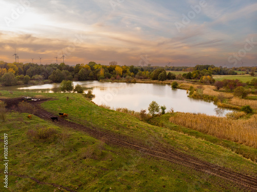 Jezioro w jesień widok z drona