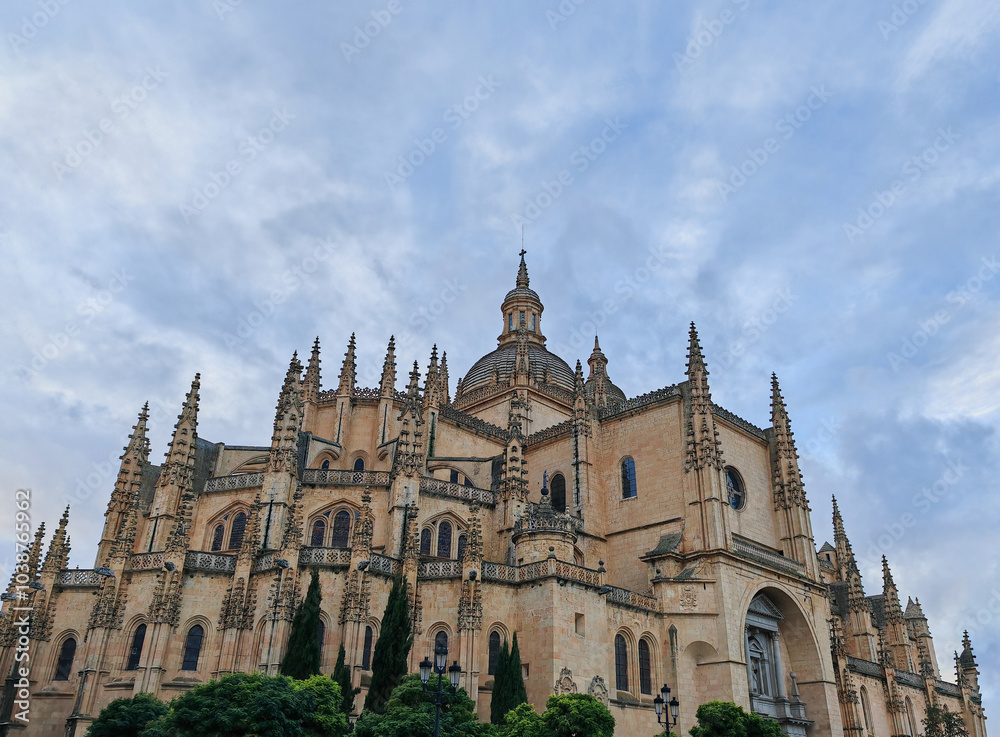 Fototapeta premium Segovia Cathedral with a blue sky and few clouds at sunset in Spain