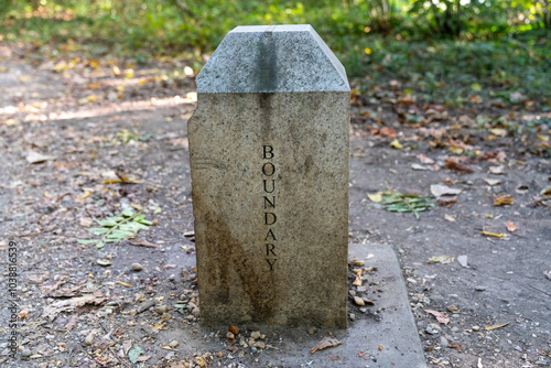 Fotografie Boundary stone, marking the state boundary for Maryland and Washington DC - dist