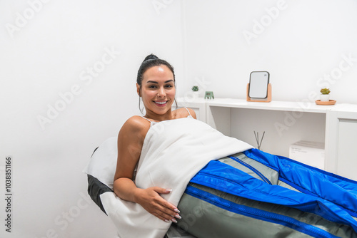 Schilderij op canvas Woman smiling while receiving pressotherapy treatment for legs