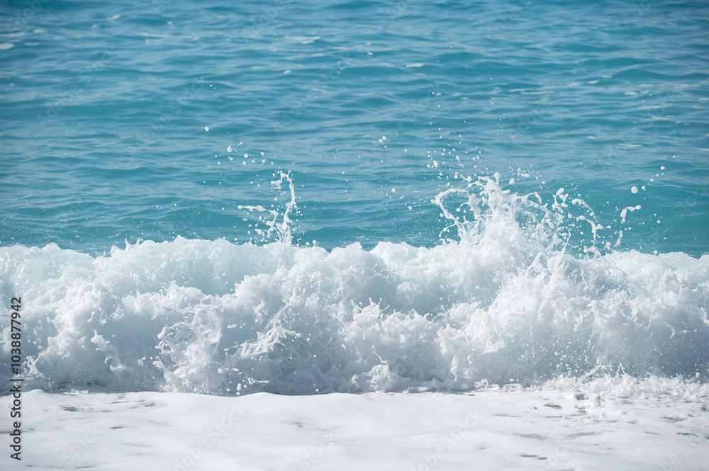 Naklejka premium Sunny wave with sea foam and splashes