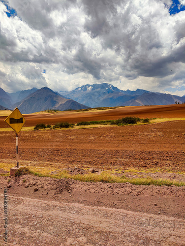 Meseta de gran altitud en Perú, con una vegetación escasa y de tonos amarillentos cubriendo el suelo con una cordillera al fondo photo