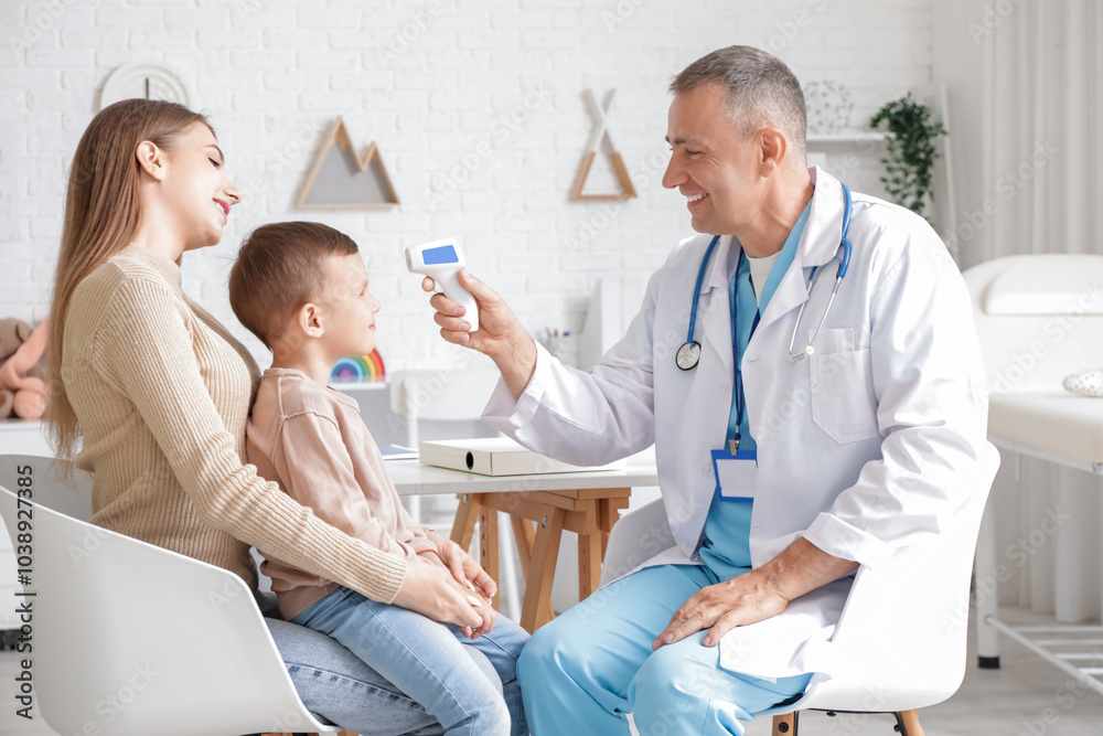 Obraz premium Little boy with mother at pediatrician's office