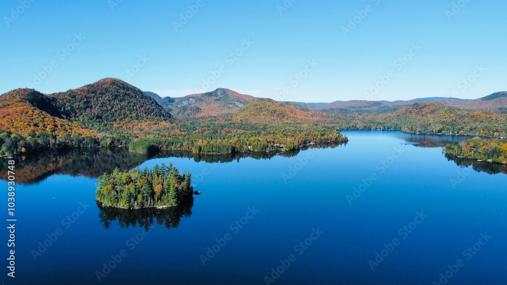 Naklejka premium Autumn landscape with lake - Mount Tremblant National Park
