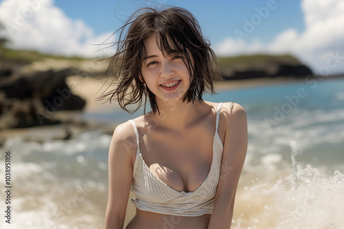 自然体の美しさ、夏の海でリラックスする女性