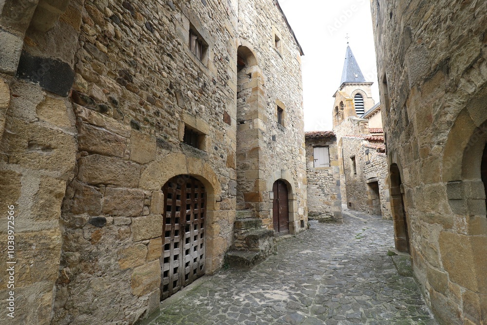Vieille rue médiévale pavée, village de La Sauvetat, département du Puy de Dôme, France Vieille rue médiévale pavée, village de La Sauvetat, département du Puy de Dôme, France