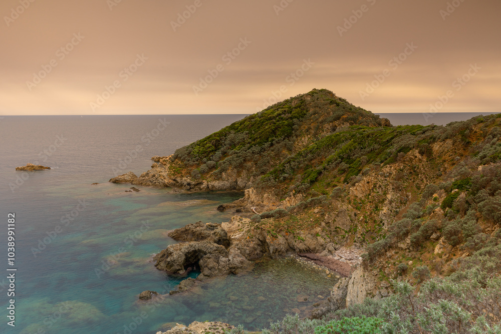 Le Cap Lardier au bord de la Mer Méditerranée au sud de la France Le Cap Lardier au bord de la Mer Méditerranée au sud de la France