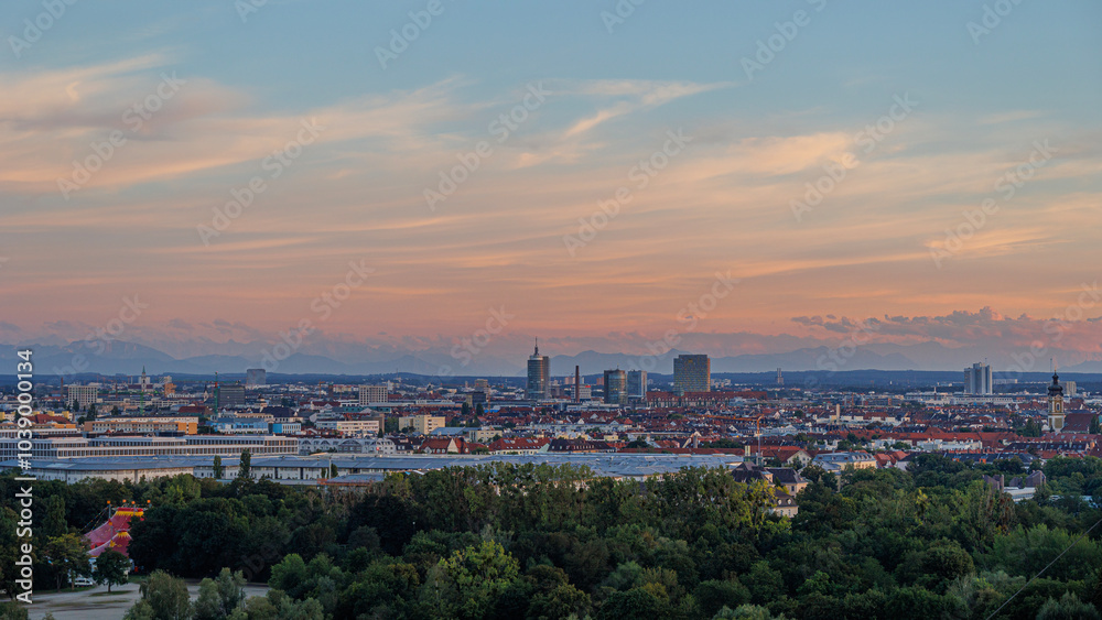 Panoramablick über Münchens Wahrzeichen und Stadtansicht aus dem Olympiapark Panoramablick über Münchens Wahrzeichen und Stadtansicht aus dem Olympiapark