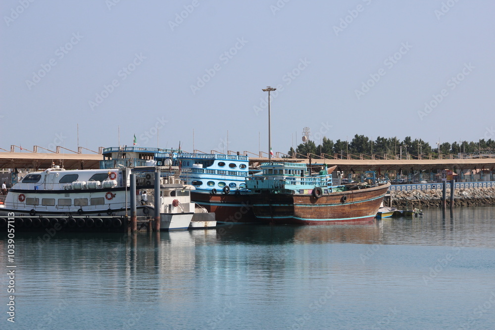 Fototapeta premium boats in the harbor
