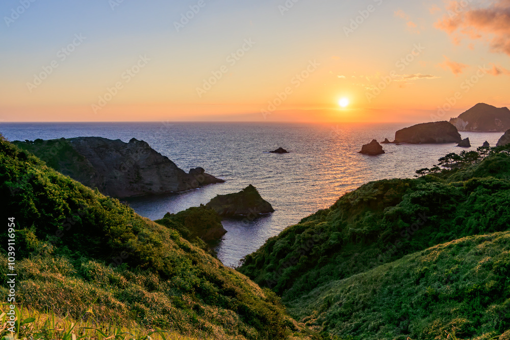ヒリゾ浜と中木沖、太平洋に沈む美しい夕陽。
伊豆半島の最南端、奥石廊崎にあるユウスゲ公園。
標高100mを超える岬の断崖の上にある。頂上の展望台からは太平洋が一望できる。
秋には貴重なユウスゲ(ワスレグサ科)が斜面を埋め尽くすように咲く。
静岡県伊豆半島賀茂郡南伊豆町入間あいあい岬-2024
ヒリゾ浜と中木沖、太平洋に沈む美しい夕陽。
伊豆半島の最南端、奥石廊崎にあるユウスゲ公園。
標高100mを超える岬の断崖の上にある。頂上の展望台からは太平洋が一望できる。
秋には貴重なユウスゲ(ワスレグサ科)が斜面を埋め尽くすように咲く。
静岡県伊豆半島賀茂郡南伊豆町入間あいあい岬-2024