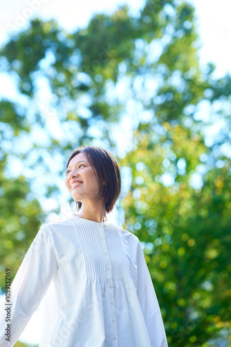 天気の良い日に緑の中で笑顔の女性