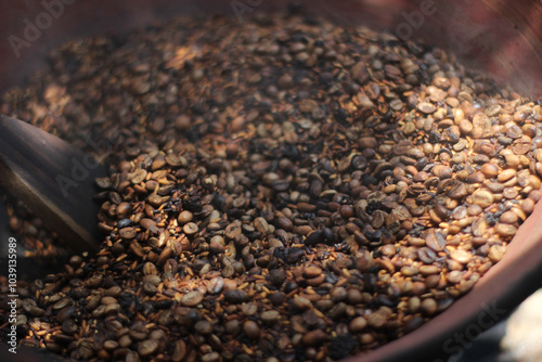 Canvas-taulu Roast coffee beans before blending or grinding them to make fresh coffee with tr