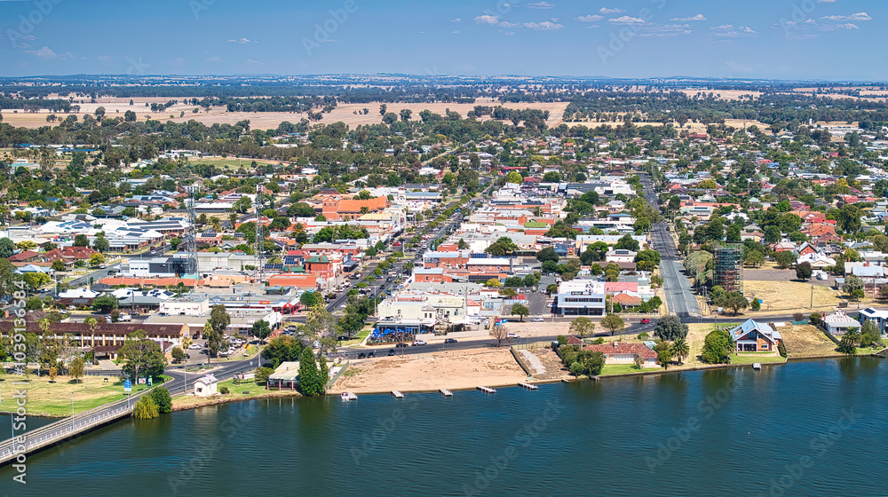 Obraz premium Aerial view over Lake Mulwala and looking down the main street of Yarrawonga