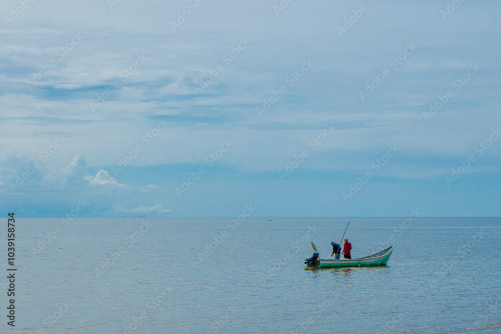 Naklejka premium Necoclí, Antioquia, Colombia. May 12, 2024. People fishing a boat at sea