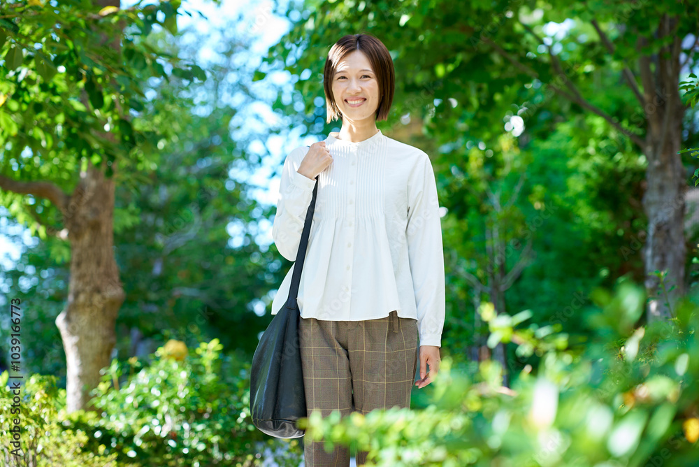 緑地を散歩する女性 緑地を散歩する女性