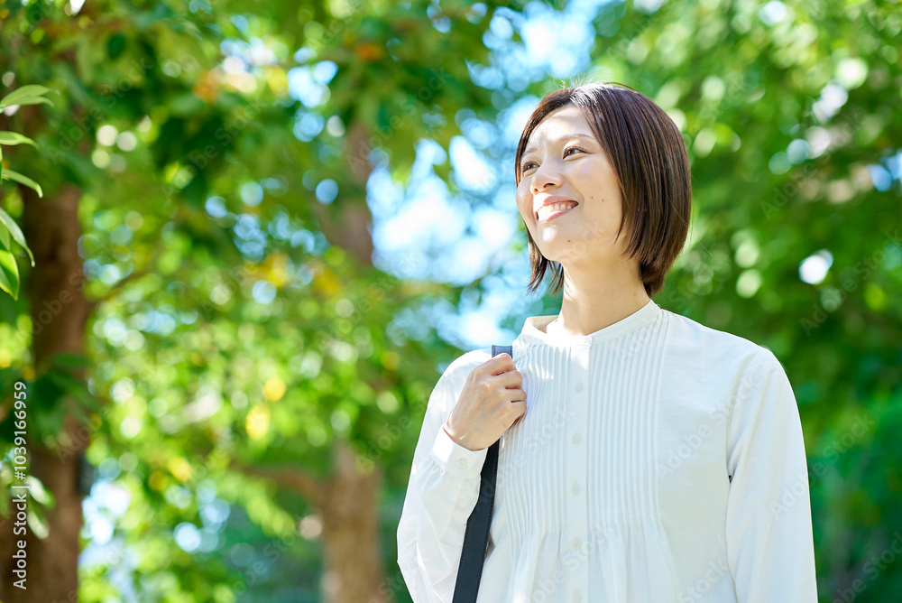 緑地を散歩する女性 緑地を散歩する女性