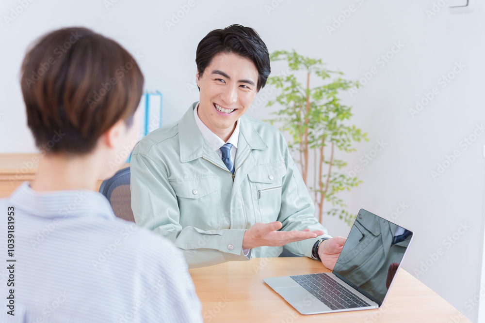 Obraz premium 商談する営業マンと客（不動産・作業着・ビジネスマン）
