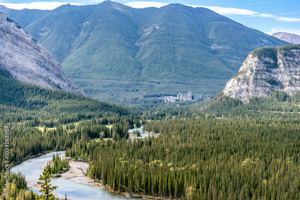 Foto de Sulphur Mountain, Bow River and Fairmont Banff Springs Hotel in ...