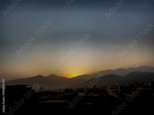 Ocaso en las montañas con cielo dorado y azul