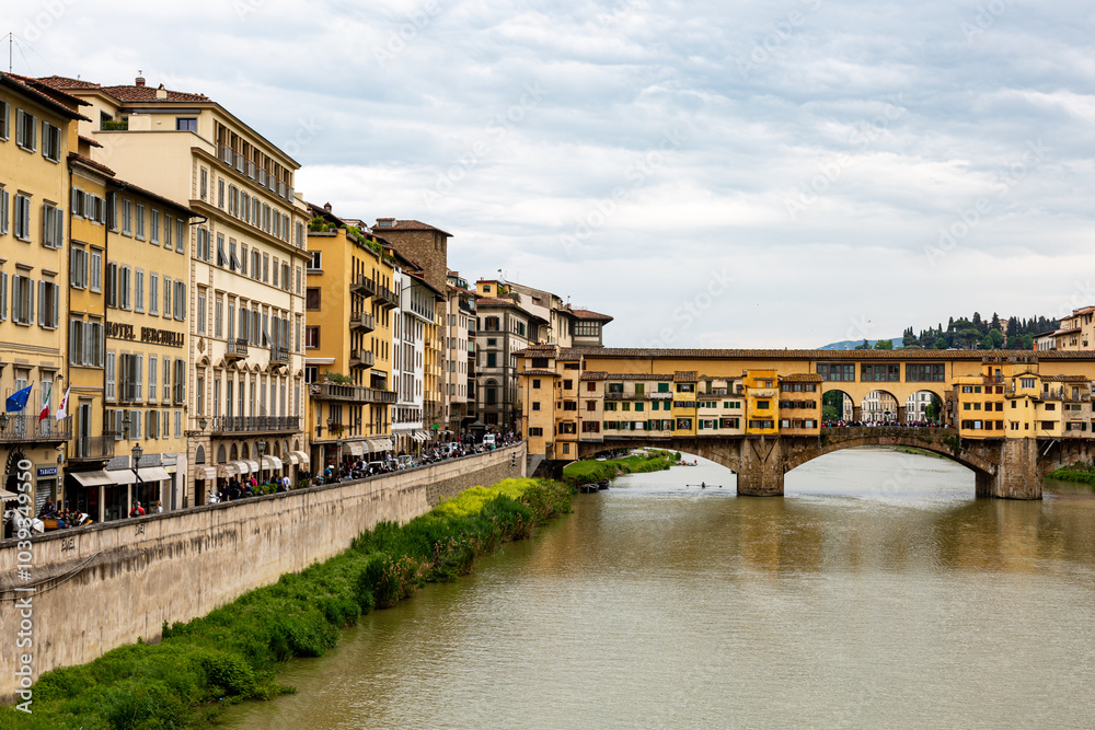 Obraz premium Ponte Vecchio, old bridge on the river in Florence with dramatic sky