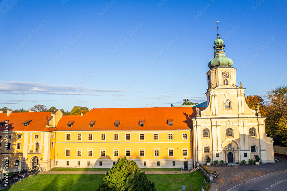 Panorama Opactwa Cystersów w Rudach, romańsko–gotyckie opactwo w Rudach w powiecie raciborskim, w województwie śląskim, z pięknym parkiem jesienią z lotu ptaka Panorama Opactwa Cystersów w Rudach, romańsko–gotyckie opactwo w Rudach w powiecie raciborskim, w województwie śląskim, z pięknym parkiem jesienią z lotu ptaka