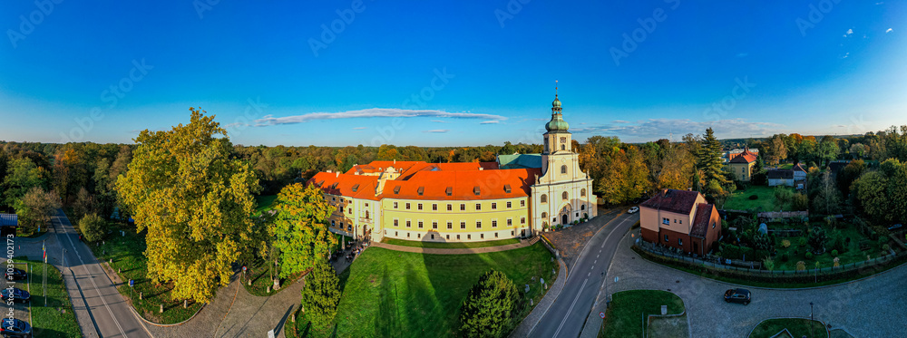 Panorama Opactwa Cystersów w Rudach, romańsko–gotyckie opactwo w Rudach w powiecie raciborskim, w województwie śląskim, z pięknym parkiem jesienią z lotu ptaka