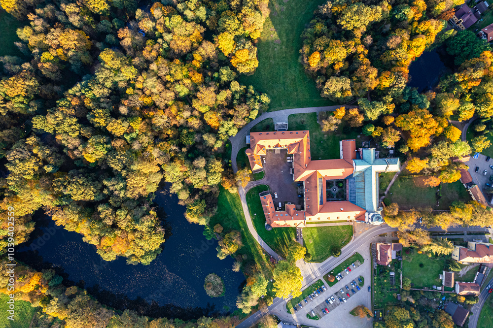 Panorama Opactwa Cystersów w Rudach, romańsko–gotyckie opactwo w Rudach w powiecie raciborskim, w województwie śląskim, z pięknym parkiem jesienią z lotu ptaka