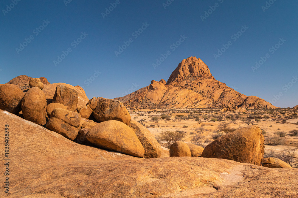 Der Inselberg Spitzkoppe oder auch das Matterhorn Namibias genannt, Erongogebirge in Namibia, Touristenattraktion und Wandermöglichkeiten Der Inselberg Spitzkoppe oder auch das Matterhorn Namibias genannt, Erongogebirge in Namibia, Touristenattraktion und Wandermöglichkeiten