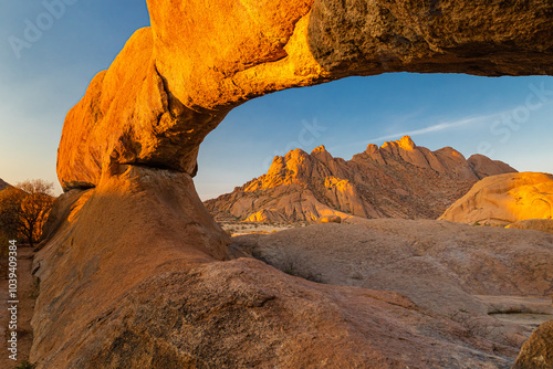The Arch an der Spitzkoppe oder auch das Matterhorn Namibias genannt - bei Sonnenuntergang, Erongogebirge in Namibia, Touristenattraktion und Wandermöglichkeiten