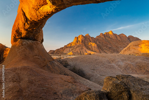 The Arch an der Spitzkoppe oder auch das Matterhorn Namibias genannt, Erongogebirge in Namibia, Touristenattraktion und Wandermöglichkeiten