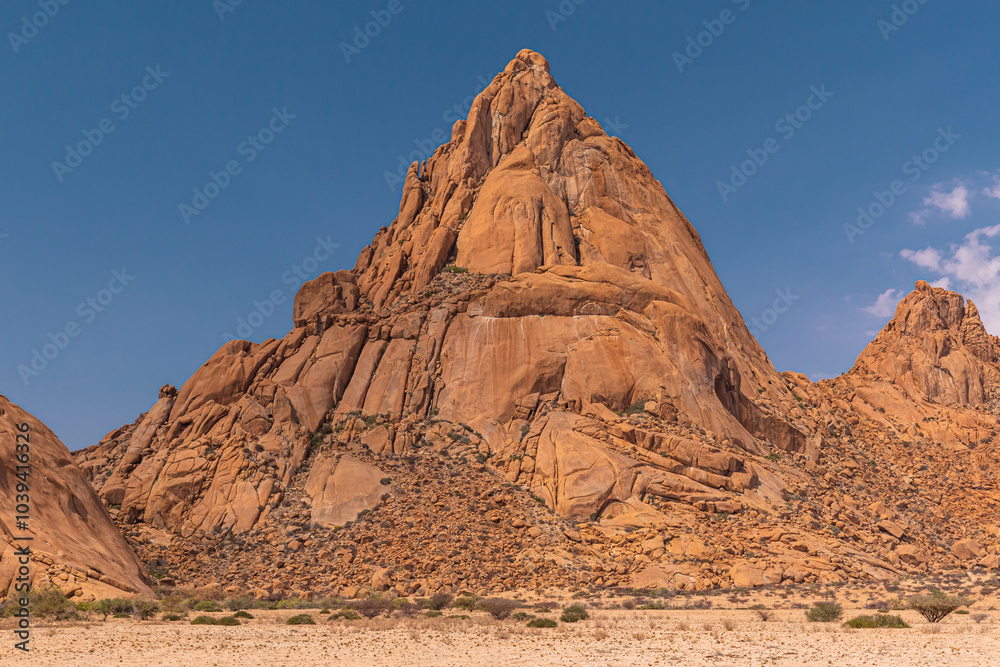 Der Inselberg Spitzkoppe oder auch das Matterhorn Namibias genannt, Erongogebirge in Namibia, Touristenattraktion und Wandermöglichkeiten rund um die Spitzkoppe Der Inselberg Spitzkoppe oder auch das Matterhorn Namibias genannt, Erongogebirge in Namibia, Touristenattraktion und Wandermöglichkeiten rund um die Spitzkoppe