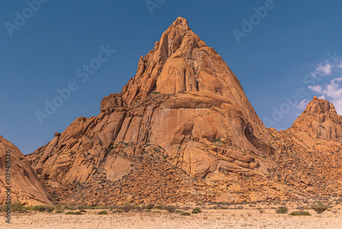 Der Inselberg Spitzkoppe oder auch das Matterhorn Namibias genannt, Erongogebirge in Namibia, Touristenattraktion und Wandermöglichkeiten rund um die Spitzkoppe