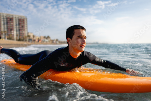 Canvas Print Happy young fit man with surfing board at beach, sea and ocean for summer