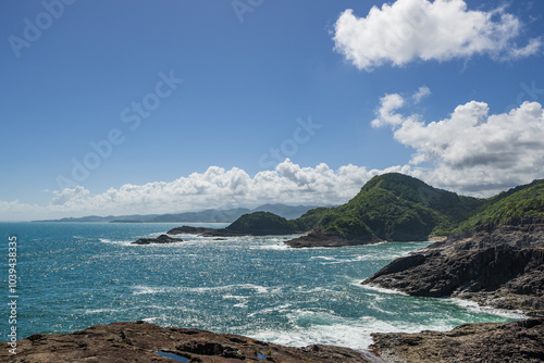 太陽の光を浴びて輝く緑がかった青い海と青い大空の美しい日向灘の海岸