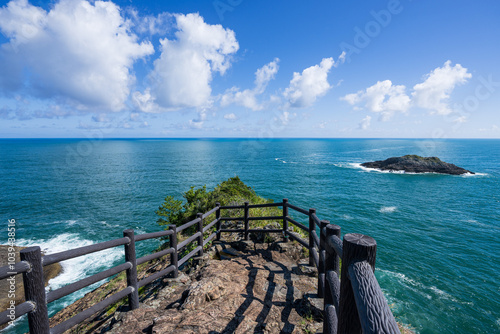 日向岬展望台の遊歩道から見える絶景海岸の青い空と青い海 海に映る白い雲