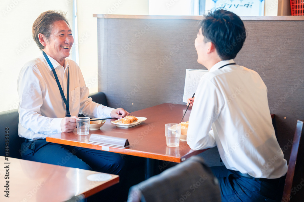 レストランでお昼ごはんを食べる二人のビジネスマン レストランでお昼ごはんを食べる二人のビジネスマン