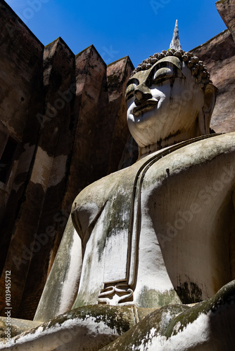 Buddha antico tra le mura di un tempio in meditazione Wat Si Chum Thailandia photo