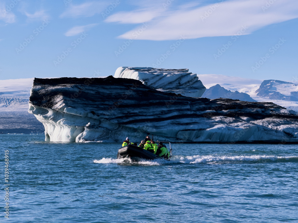 Naklejka premium Speedboat Adventure in Jökulsárlón Glacier Lagoon