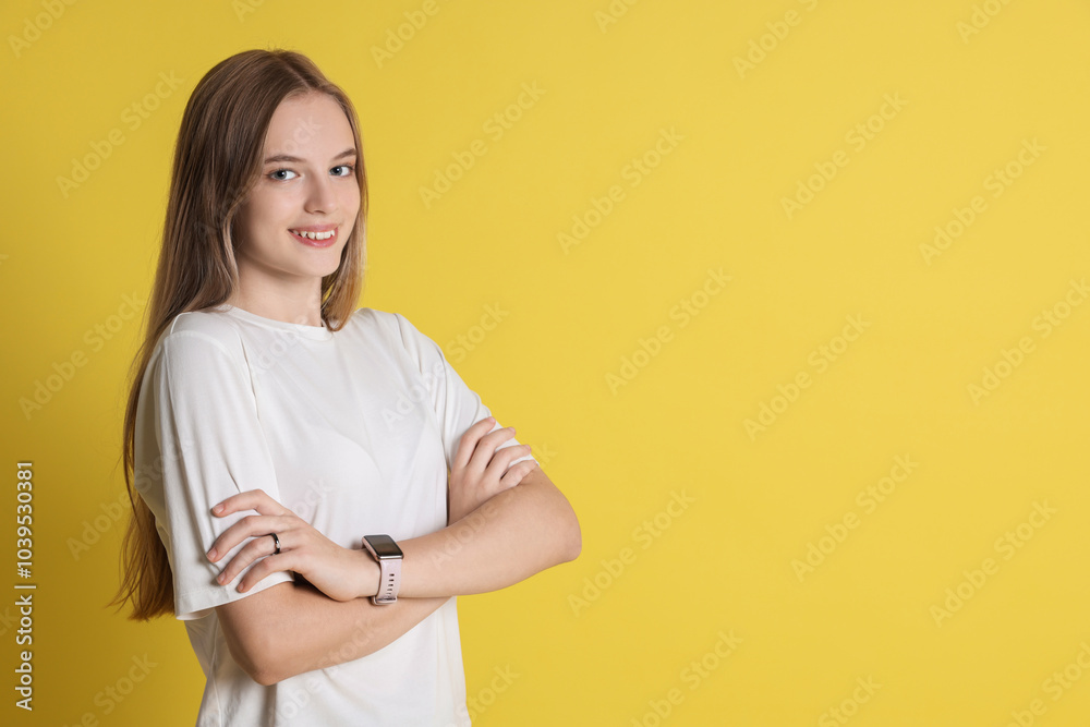 Obraz premium Portrait of teenage girl on yellow background, space for text